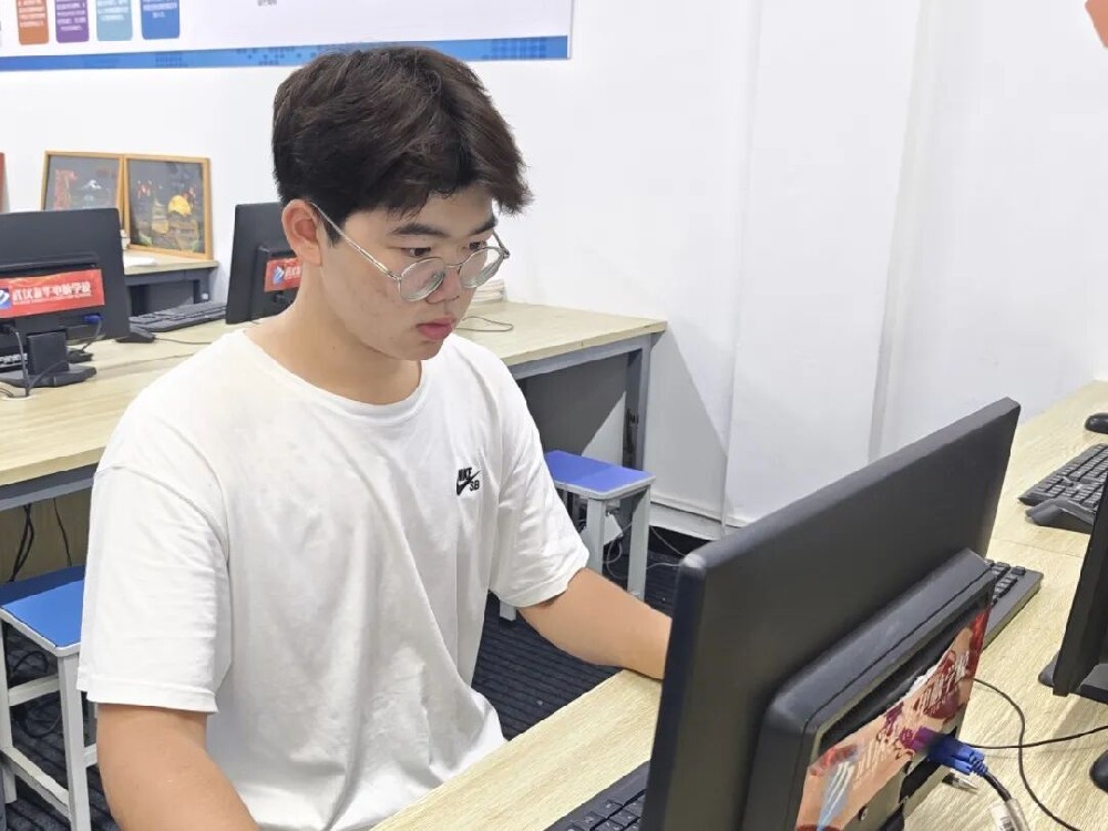 当许多学生还在传统教育路径中摸索时，25级软件开发班的张逸轩已经做出了一个不同寻常的选择——从普通高中转入武汉新华电脑学校，开启了一段全新的学习旅程。这个决定背后有着怎样的故事？让我们一起走近这位勇敢追梦的少年。转变：从跟不上进度到找到适合的道路“为什么从普高转到武汉新华电脑学校呢？”面对这个问题，张